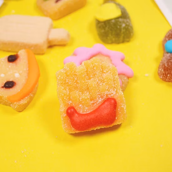 다양한 과일 젤리와 소프트캔디가 포함된 맞춤형 자사 브랜드 선물